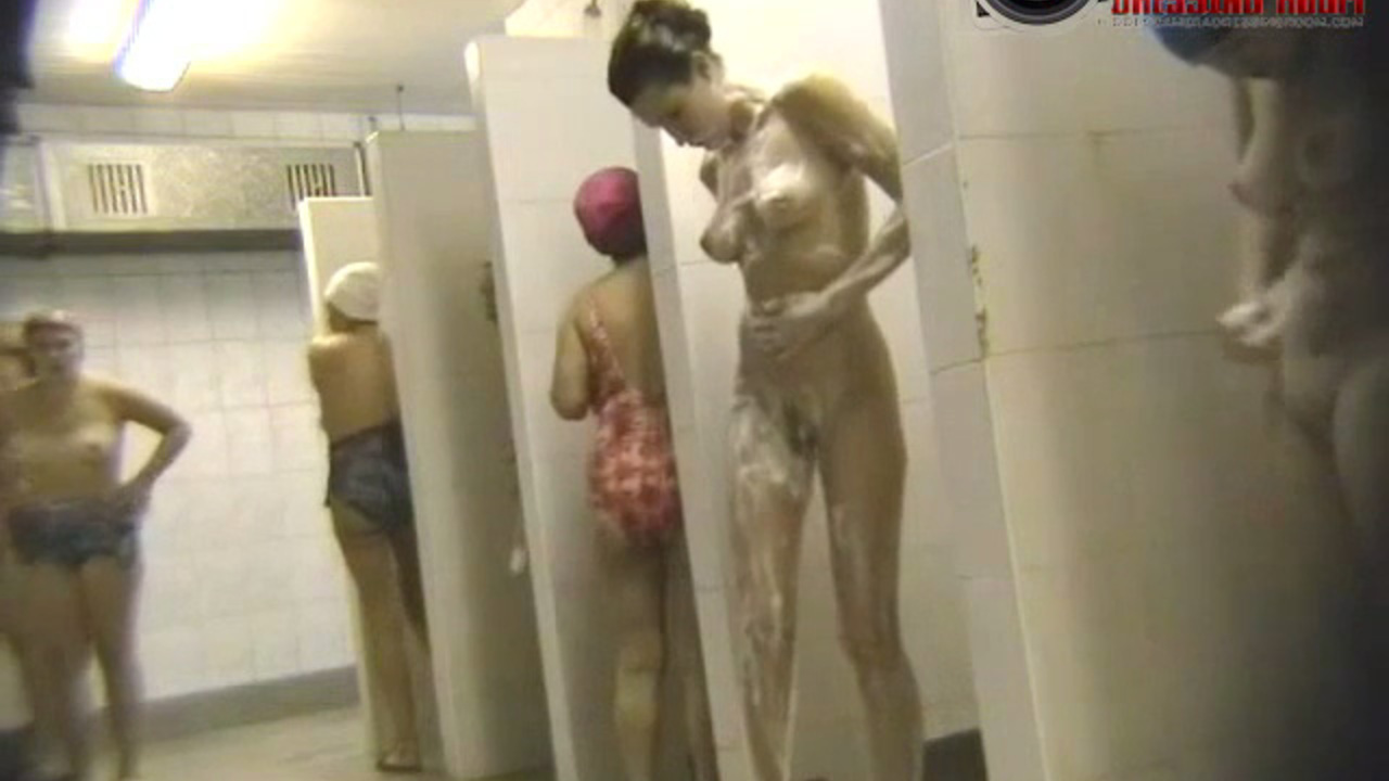 Hot video from a public pool shower with sexy girls